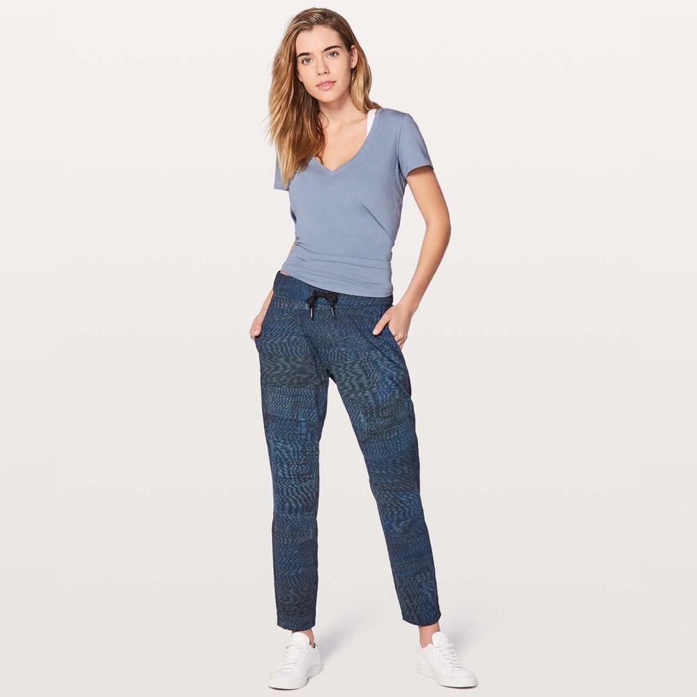 Lululemon On The Fly Pant *28" in Linear Flux Battleship Multi